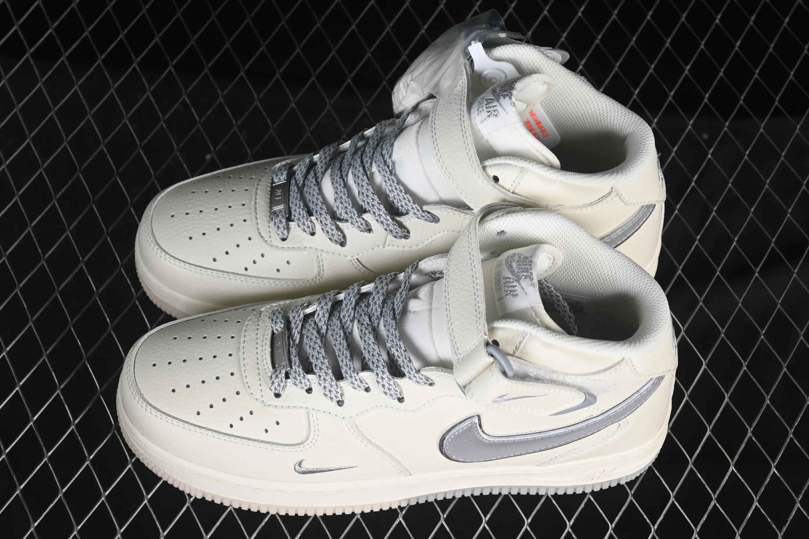 All categories Nk Air Force 1 Air Force Series Nk Air Force 1 Mid Air Force mid-top Nike Air Force 1 Mid Beige and gray two-color bottom Starry Air Force One mid-top casual sneakers XL0236-232